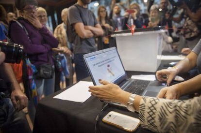 Votación en el Centre Civic Cotxeres de Sants el 1 de octubre.