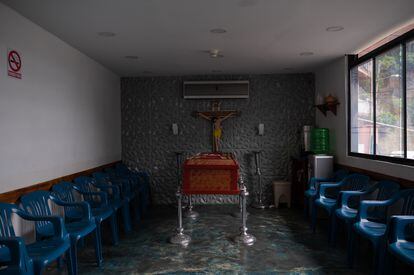 Una capilla dentro de una funeraria en el barrio de Petare.