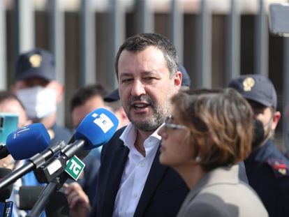 El exministro de Interior italiano, Matteo Salvini, responde a los periodistas a la salida de la audiencia celebrada este sábado en Palermo por el bloqueo del 'Open Arms' en 2019.