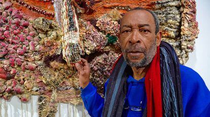 Pocho Guimaraes delante de uno de los tapices que exhibe en la Galería de Mamah Africa en Madrid.
