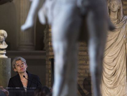 La directora de la Unesco, Irina Bokova, presenta el acuerdo en las termas de Diocleciano.