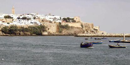 Pescadores marroqu&iacute;es faenan en Rabat.