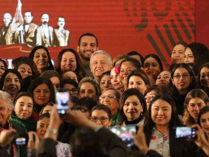 López Obrador con dirigentes y otras feministas el pasado noviembre. En video, aspectos del funeral de Ingrid Escamilla.