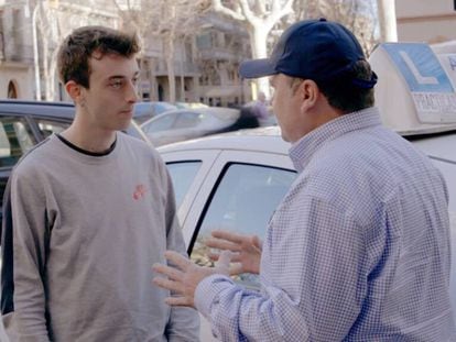 Un dels alumnes i participants del programa, amb el seu professor.