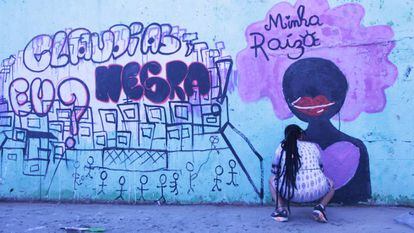 Mariana Rosa, artista, participa en el evento “Claudias, Eu? Negra!” con un grafiti.