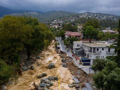 Carretera colapsada tras las fuertes lluvias en Volos (Grecia).