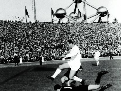 Soldan, portero del Milan, atrapa el bal&oacute;n ante Di St&eacute;fano en la final de 1958.