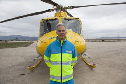 CARLOS RAMOS. El médico que, junto a sus compañeros, puso en marcha una movilización para detener la supresión del helicóptero de urgencias de la sierra Norte de Madrid, en el helipuerto, en Lozoyuela.