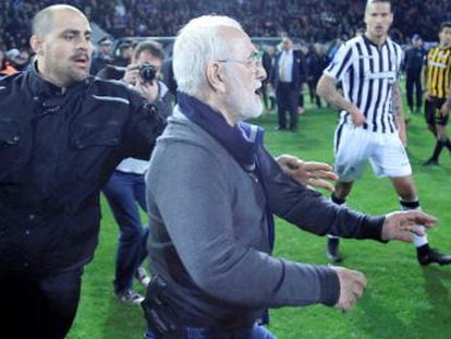 El presidente del PAOK, un exdiputado ruso condecorado por Putin, salta al campo con una pistola, ultras del West Ham y el Lille agreden a sus jugadores y los del Hamburgo les amenazan de muerte