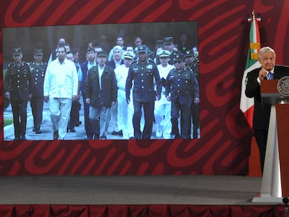 El presidente de México, Andrés Manuel López Obrador, proyecta una imagen de Felipe Calderón vestido de militar, durante una de sus conferencias mañaneras.