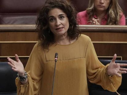 La ministra de Hacienda, María Jesús Montero, en el Congreso de los Diputados, este miércoles. En vídeo, declaraciones de la ministra en la cadena COPE asegurando el adelanto electoral.