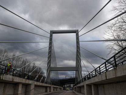 Vista del puente atirantado de alta velocidad entre las localidades de Hernani y Astigarraga, en Gipuzkoa.