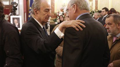 Landelino Lavilla (izquierda) y Alfonso Guerra conversan en el Congreso.