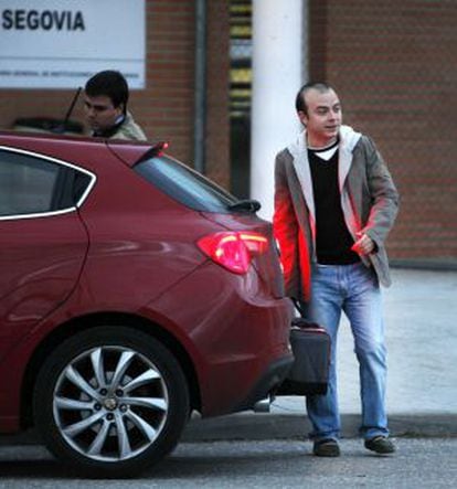 Ángel Carromero abandona la prisión de Segovia.