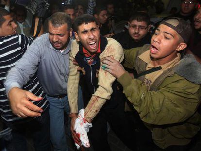 Un herido palestino es trasladado despu&eacute;s del ataque ocurrido este s&aacute;bado en la franja de Gaza.