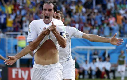 Godín celebra su gol frente a Italia.