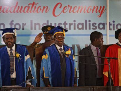 El presidente Mugabe en una ceremonia de graduación en una universidad de las afueras de la capital, Harare, este viernes 17 de noviembre de 2017