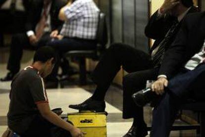 Un niño lustrabotas trabaja este miércoles, 6 de noviembre de 2013, en uno de los pasillos de la sede del Senado, en Asunción (Paraguay).