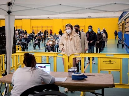 Varias personas esperan su turno este lunes para las pruebas de coronavirus en el cribado poblacional en Palma.