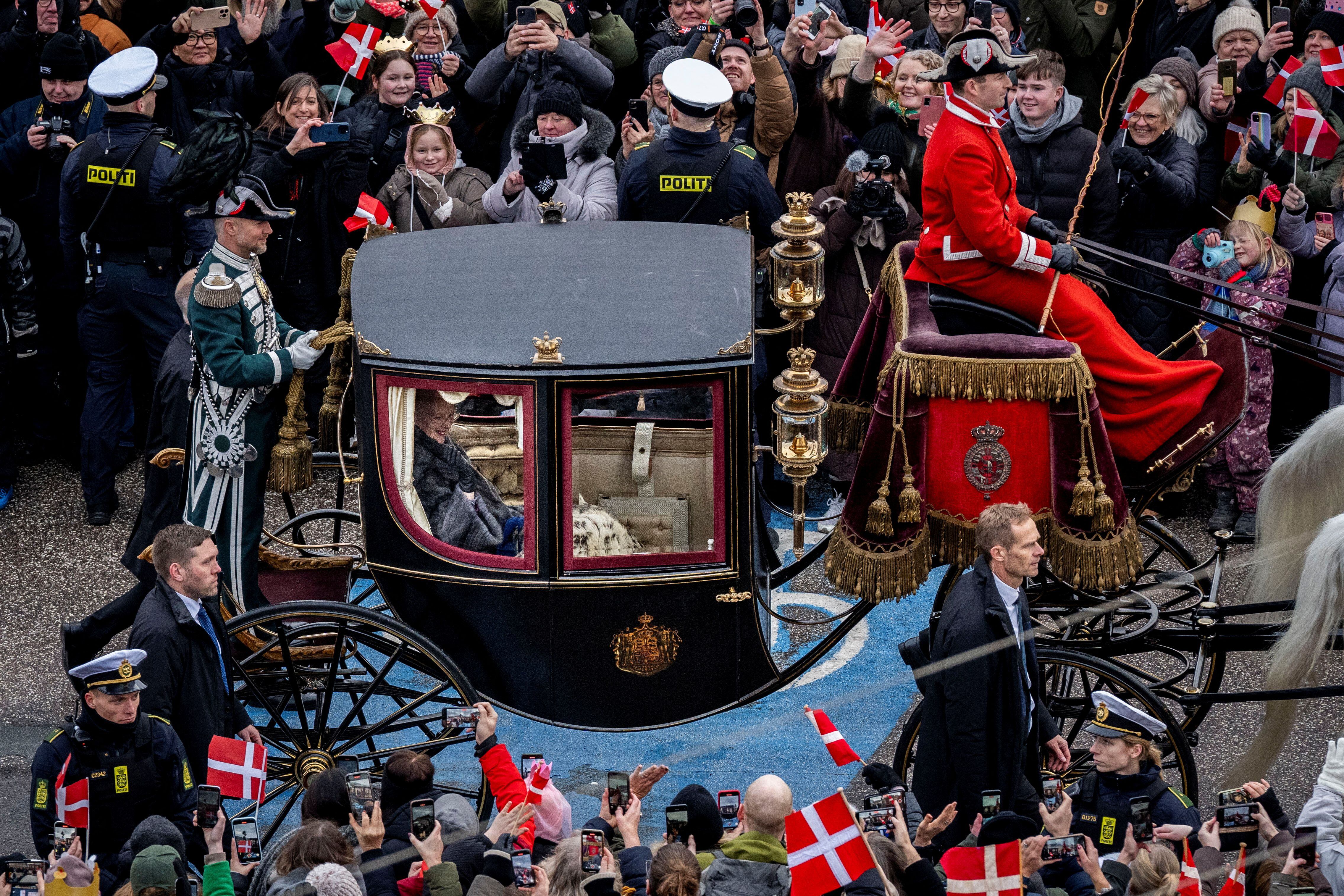 La reina Margarita II de Dinamarca era escoltada por el escuadrón montado del regimiento de Húsares de la Guardia hasta el palacio de Christiansborg, sede del Parlamento danés, este domingo.