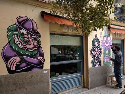El artista Ramón Amorós terminando en el grafiti que cubre la fachadad el bar La Libre Lavapiés en la Calle Argumosa.