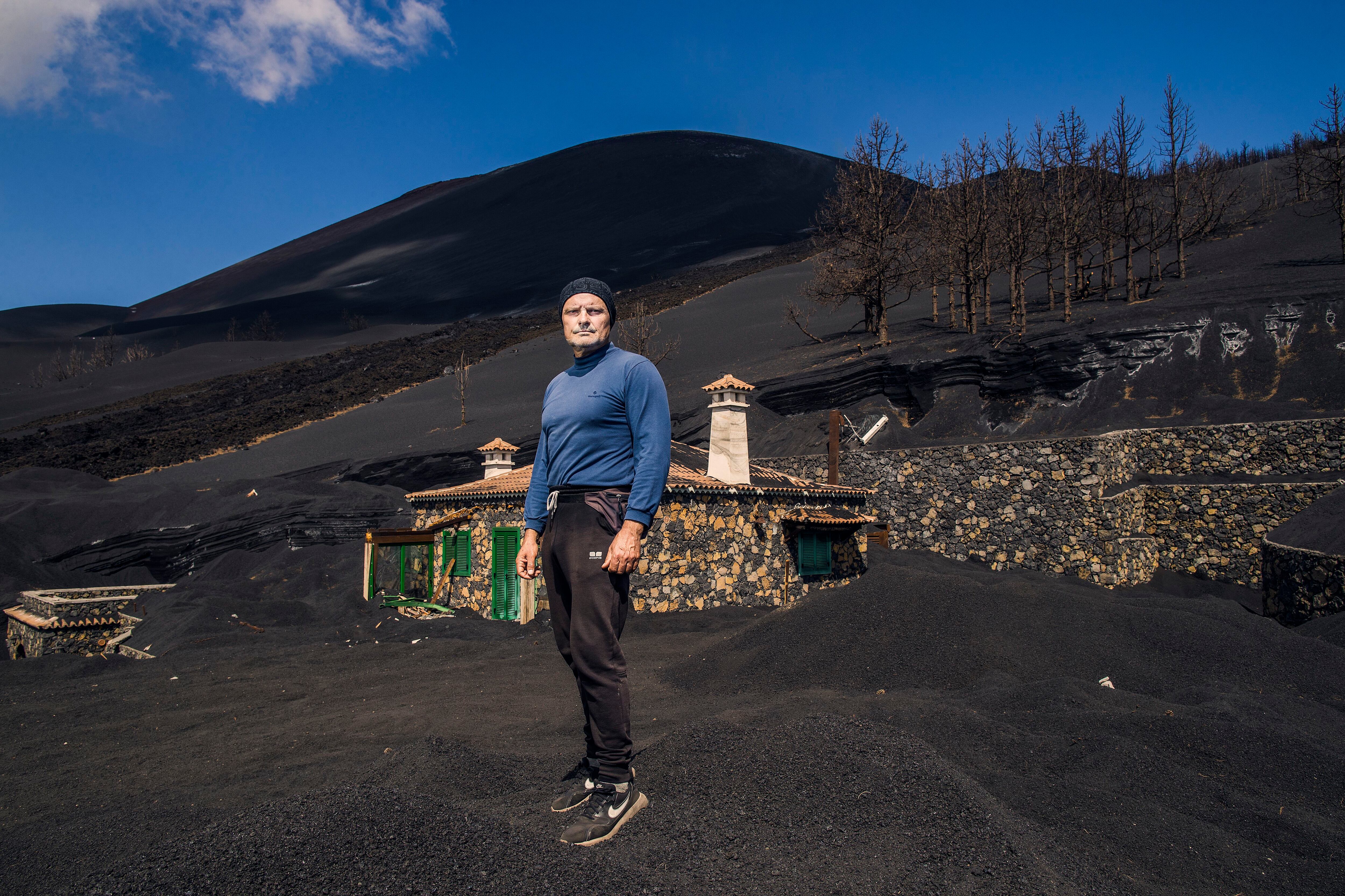 Vicente Leal, el propietario de la casa más pegada al volcán, en la localidad palmera de Las Manchas.