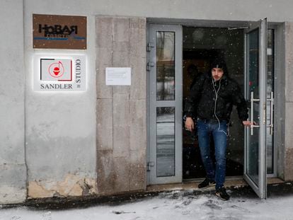 Un hombre abandona la sede del diario moscovita 'Novaya Gazeta' el 28 de marzo tras el anuncio de que la publicación suspende sus actividades.