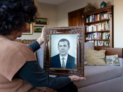 Mari Cruz García, nieta de un fusilado en el campo de concentración de Albatera (Alicante) tras la Guerra Civil, muestra el retrato de su abuelo.