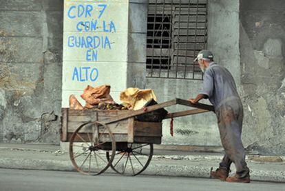 Un hombre empuja una carreta hoy en La Habana, el día en que 'Granma' publica que los cubanos podrán ejercer trabajo por cuenta propia en 178 actividades.