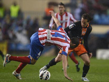 Guardado trata de llevarse el balón ante Mario Suárez.