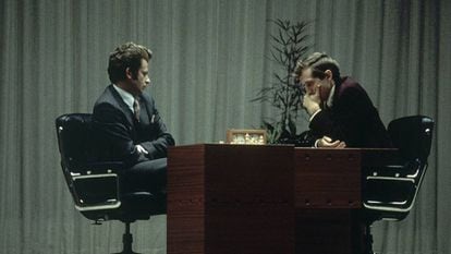 El estadounidense Bobby Fischer, a la derecha, juega al ajedrez contra el soviético Boris Spassky, en Reikiavik en 1972.