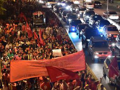 Manifestantes del movido MTST cierran la Marginal Pinheiros en un protestado multitudinario contra la Copa.