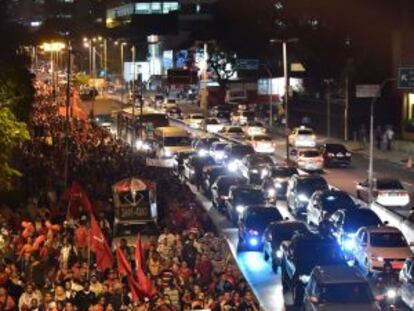 Manifestantes del movido MTST cierran la Marginal Pinheiros en un protestado multitudinario contra la Copa.