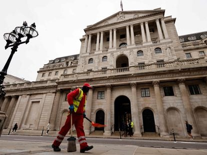 Un barrendero camina este jueves frente al Banco de Inglaterra, en Londres