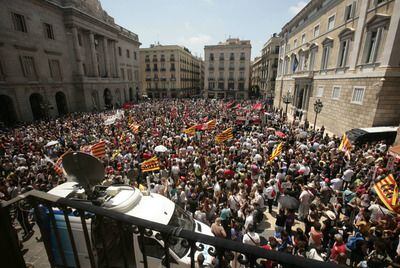 Final de la manifestación de los trabajadores de la función pública, ayer, en la plaza de Sant Jaume de Barcelona.