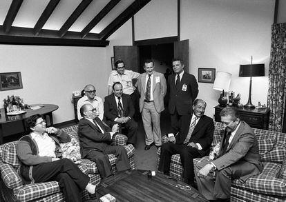 Encuentro en Camp David en 1978 durante la negociación del acuerdo de paz entre Israel y Egipto. Aharon Barak es el primero por la izquierda.