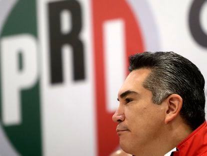 El presidente del Partido Revolucionario Institucional (PRI), Alejandro Moreno, en una conferencia de prensa de 2021.