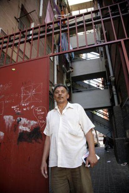 Enrique Amaya, frente a la escalera de su casa, en el barrio de Sant Roc.