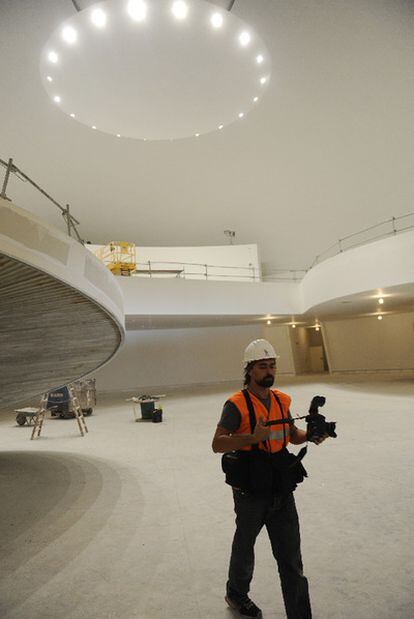 Interior del edificio, con la gran lámpara proyectada por Óscar Niemeyer.