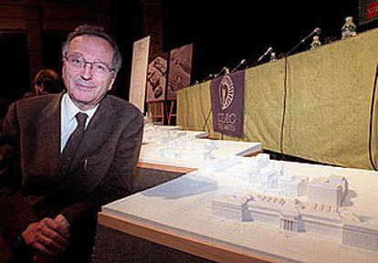 Rafael Moneo, ante la maqueta de la ampliación del Museo del Prado.