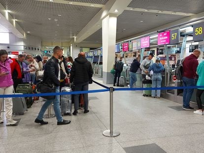 Colas de gente esperando en los mostradores de facturación del aeropuerto de Moscú, este miércoles.