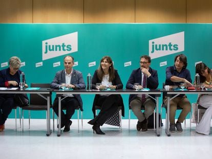 Laura Borràs (centro), el 7 de junio en una rueda de prensa en Barcelona tras reunirse la nueva ejecutiva de Junts.