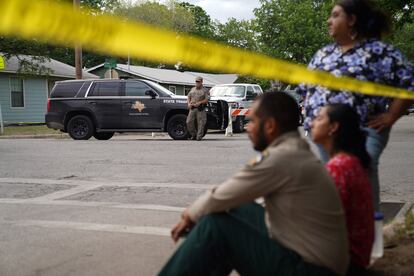 The event coincides with the publication of a report that reveals that shootings have multiplied in the United States in 2021. An FBI count indicates that 61 such episodes were recorded last year, compared to 40 in 2020.