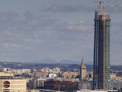 Obras de la torre Pelli junto a la Catedral de Sevilla, uno de los tres bienes culturales declarados Patrimonio Mundial por la Unesco.