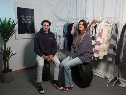 Pablo y Nela Cotero, fundadores de la marca Troppo, en su estudio de Fuente el Fresno en Madrid, en febrero de 2023.