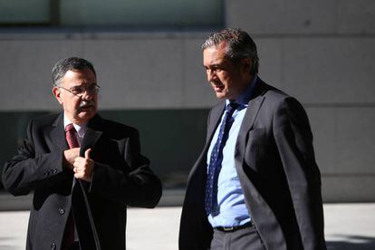 Ángel Hurtado (izquierda) y Enrique López (derecha) caminan junto a la sede de la Audiencia Nacional en octubre de 2015.