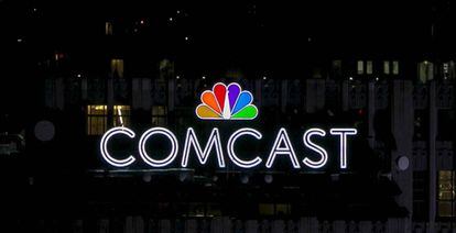 Logo de Comcast en lo más alto de un edificio neoyorquino