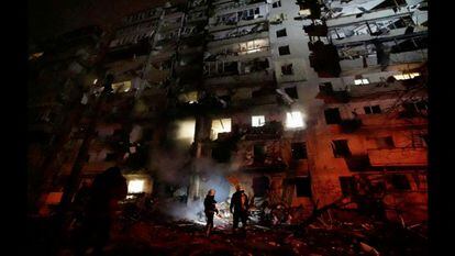 Los bomberos trabajaban en un edificio de viviendas dañado tras el ataque de Rusia. 