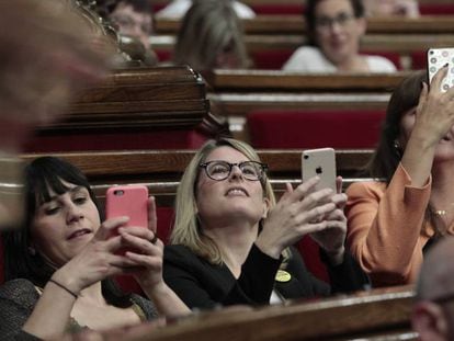 Diputadas de Junts per Catalunya, durante el pleno del Parlament.