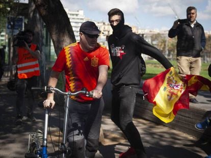 Un seguidor de Vox es acosado por un independentista el sábado en Barcelona.